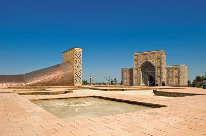 بمرصد «أولغ بيك» بسمرقند، أوزبكستان، اكتمل بناؤه في القرن الخامس عشر، واستخدمه العديد من مشاهير علماء الفلك المسلمون. PHOTO YOKO AZIZ/ALAMY