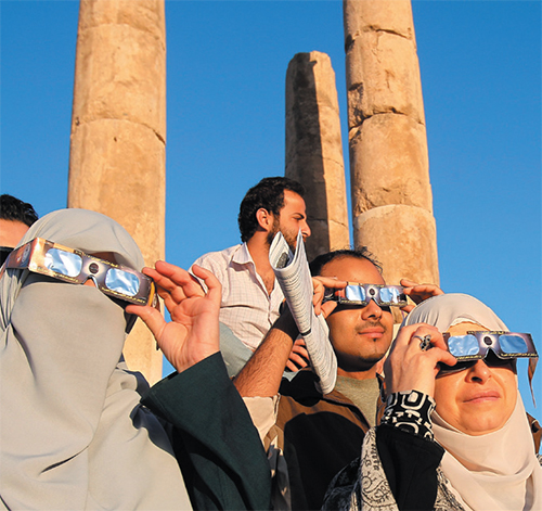  راصدون في عمان، الأردن، يشاهدون عبور كوكب الزهرة عبر قرص الشمس في يونيو 2012 ALI JAREKJI/REUTERS